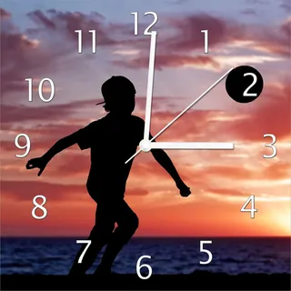 Wallario Design Wanduhr Fußball - Kleiner Junge spielt im Abendrot aus Echtglas, Größe 30 x 30 cm - Schwarz