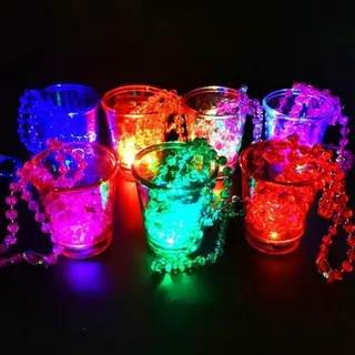 Colexy 7 Stück Schnapsglas Partybecher mit Leucht Kette für Fasching Karneval Weihnachten