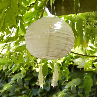 Lights4fun 1x Lucena Solar Lampion Cremefarben– LED Solarlampe Hängelaterne Außen für Garten, Balkon & Terrasse – Deko Gartenleuchte für Sommerparty, Beleuchtung wetterfest IP44 20cm Durchmesser
