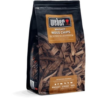 Weber Räucherchips (700g Packung) - Whiskey, aus Whiskeyfässern hergestellt, für Gemüse und alle Arten von Fleisch, EU-Produkt, nachhaltig gewonnen, FSC zertifiziertes Holz (FSC Mix) (17627)