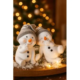 khevga Schneemann Figuren 2er Set – Stehend & Sitzend – Weihnachtsdeko in Grau & Rot – Klassisch oder Verspielt – Ideal für Fensterbank, Tisch & Winterdeko (Grau, Sitzend Fröhlich)