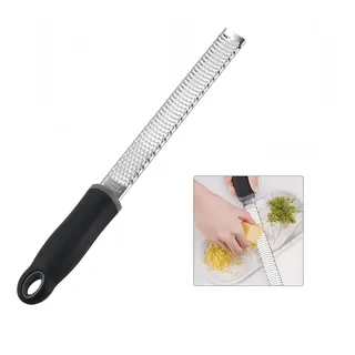 Professionelle Zester Reibe für die Küche, Feine Käsereibe aus Edelstahl, Ideal als Parmesanreibe, Ingwerreibe, Muskatreibe und Zitronenreibe, Inklusive Schutzhülle und Reinigungsbürste 33,3cm