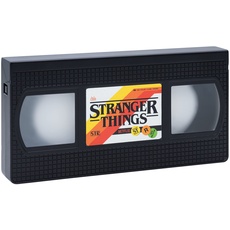 Bild von Stranger Things Leuchte VHS Logo schwarz/rot, in Geschenkverpackung.