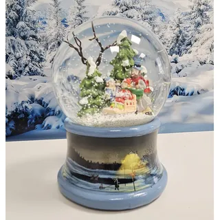 Schneekugel Winterspaziergang Familie auf Sockel nostalgische Eisläufer blau Weihnachten Winter mit Spieluhr - 100mm breit * 20199