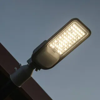 LUMILED LED Straßenlaterne 50W 7000 Lm Straßenlampe 4000K Neuralweiß Straßenleuchte Außenleuchte IP65 Wasserdicht Mastleuchte Wegeleuchten Parkplatz Beleuchtung Hofbeleuchtung Wandleuchte - Grau