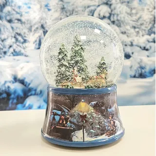 Schneekugel Weihnachten Spieluhr | Schlittenfahrt mit Christbaum | Sockel Winterlandschaft Eisläufer | Höhe: 140mm, Breite 100mm | mit Musik | Schüttelkugel mit Weihnachtsmelodie | 20091
