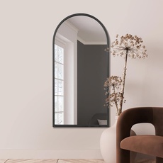 MirrorOutlet The Arcus Wandspiegel, gerahmt, 140 x 70 cm, silberfarbenes Spiegelglas mit schwarzer Allwetter-Rückseite, gewölbt, Schwarz
