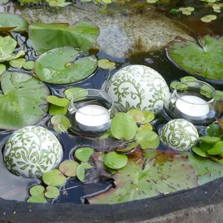 Storm's Gartenzaubereien Dekokugel - Schwimmkugel aus Keramik mit grünem Rankenmuster in 3 Größen mit 2 Teelichtgläsern schwimmend als Teichdeko