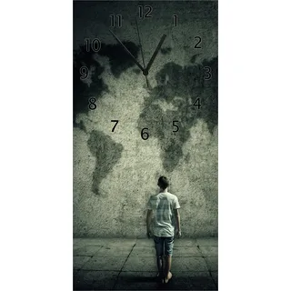 Wallario Design Wanduhr bedruckt, Größe 30 x 60 cm, Motiv: Kleiner Junge vor Weltkarte an grauer Beton-Wand - Grün