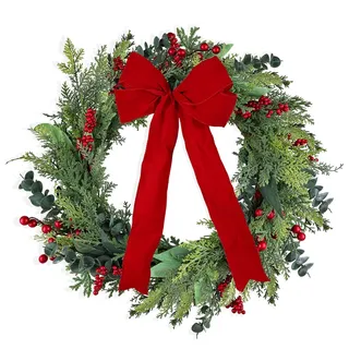 GOVIRAYE Türkranz Weihnachten (60 cm) - Weihnachtskranz für Haustür und Wohnung - Eukalyptus mit roten Beeren & Samtschleife - Wetterfest für Innen & Außen