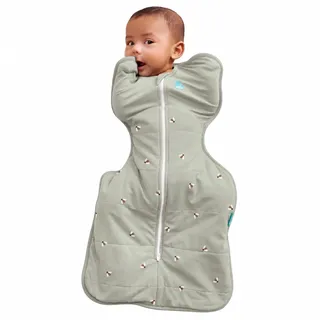 Love To Dream™ Swaddle UP™ Größe S 3,5–6 kg – Cotton Bees Olive | Kuschelig weich fördert gesunden Schlaf | 2,5 Tog Winter Herbst 16–20 °C | Waschbare Baumwolle & Doppelreißverschluss