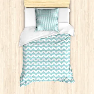 ABAKUHAUS Retro Mantele, Chevron Snowy Mountaintop, Milbensicher Allergiker geeignet mit Kissenbezügen, 135 cm x 200 cm - 80 x 80 cm, Blassblau Weiß - Weiß