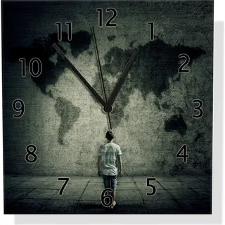 Wallario Design Wanduhr Kleiner Junge vor Weltkarte an grauer Beton-Wand aus Aluverbund, Größe 30 x 30 cm - Grün