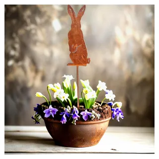 Gartendeko Stecker Osterhase sitzend auf Stab aus Metall rostig