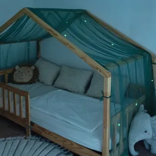 lilimaus Hausbett Himmel mit leuchtenden Sternen - Betthimmel Hausbett Deko - Geschenk Mädchen & Jungen - Himmelbett Vorhänge für 90x200 & 120x200 Kinderbetten - Leuchtsterne Kinderzimmer Deko