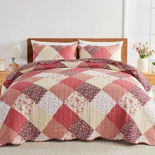 Qucover Tagesdecke Patchwork Patchworkdecke Wendedesign Bettüberwurf Sofadecke aus Polyester 3 Teilig Set mit Kissenbezüge Ganzjährig Nutzbar Ziegelrot Weinrot (Rosa-Beige, 250x270cm)