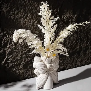 Deko Wohnzimmer Vase Handgefertigte Keramikvase: 17,7cm Hohe Weiße Vasen mit Schleifendesign – Moderne Blumenvase für Tischdeko Trockenblumen & frische Blumen, Wohn- & Tischdekoration