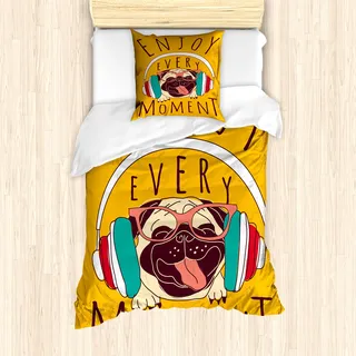 ABAKUHAUS Mops Mantele, Happy Dog Listening Musik, Milbensicher Allergiker geeignet mit Kissenbezügen, 135 cm x 200 cm - 80 x 80 cm, Marigold Multicolor - Gold