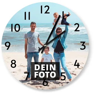 PhotoFancy® - Uhr mit Foto Bedrucken - Runde Fotouhr aus Kunststoff - Wanduhr mit eigenem Motiv selbst gestalten (26 cm rund, Design: Klassisch schwarz/Zeiger: weiß)