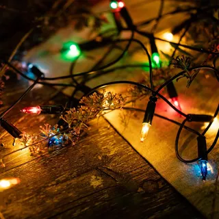 hellum Lichterkette innen mit Stecker, Mini Lichterkette 20 bunte Pisellokerzen, beleuchtete Länge 2,85 m, grünes Kabel, für Weihnachten, Fenster, Kinderzimmer, <59lm 832075