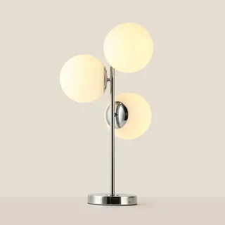 "KAVALA" Tischleuchte mit drei weißen Glaskugeln Ø15cm, verchromtem Metallrahmen, 3*E27 – Elegantes und funktionales Design