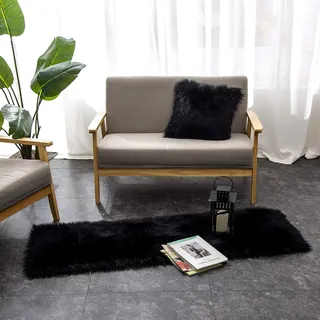 Teppich Wölkchen Lammfell Kunst-Fell-Teppich | Hochflor Deko Schaffell als Flauschiger Bett-Vorleger oder Läufer für Schlafzimmer, Wohnzimmer oder Kinderzimmer | Schwarz - 50x150 cm