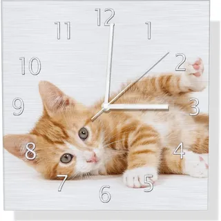 Wallario Design Wanduhr Süße Katze mit großen Augen - rot weiß getigert aus Aluverbund, Größe 30 x 30 cm - Weiß