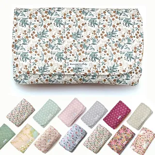 Blausberg Baby – Wickelunterlage für unterwegs, faltbare Wickel-Clutch aus beschichtetem Stoff, wasserdicht & abwaschbar, kompakt für Handtasche, nachhaltig (Blumenwiese Blau)