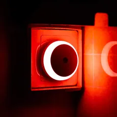 myCozyLite LED Nachtlicht Rot, Kleines Nachtlicht mit Stecker, Dämmerungssensor, Rotes Nachtlicht für Schlafzimmer, Badezimmer, Küche, Kinderzimmer, Flur, Rund, Energieeffizient, 2er Pack