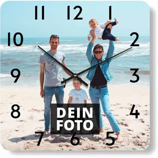 PhotoFancy® - Uhr mit Foto Bedrucken - Quadratische Fotouhr aus Kunststoff - Wanduhr mit eigenem Motiv selbst gestalten (35 x 35 cm, Design: Klassisch schwarz/Zeiger: weiß)