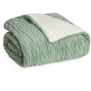 Blumtal Kuscheldecke 130x150 cm mit Zopfstrick-Optik - OEKO-TEX zertifizierte Mikrofaser Fleecedecke mit weicher Sherpa-Innenseite - Sherpa-Decke flauschig - Kuscheldecke dick 130x150 cm Grün und Weiß