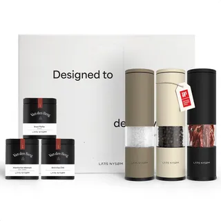 LARS NYSØM Gewürzmühlen & Gewürze Geschenkset - Salz und Pfeffermühlen Set mit Chilimühle & 3 Gewürzdosen (Salz, Pfeffer, Chili) - Durch schöne Geschenkbox eine tolle Geschenk Idee (Brown/Beige/Black)