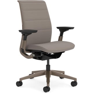 Steelcase Think Glow Up Ergonomischer Bürostuhl mit LiveBack Lumbalstütze, 4D-Armlehnen, nachhaltigem Design Trüffel