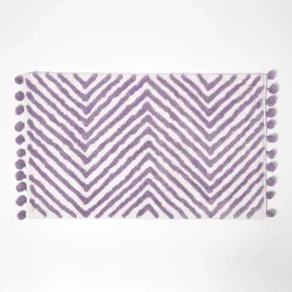 Homescapes Flieder-lila Badematte Zickzack 50x80 cm, Badteppich getuftet, Chevron Badvorleger mit Bommeln