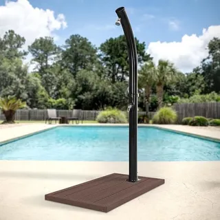 Solardusche 20L 222cm rund Schwarz gebogen mit Bodenplatte Braun, Solar Gartendusche mit schwenkbarer Duschkopf, warmes Wasser 60°C, Außendusche Pooldusche mit Gartenschlauch-Anschluss