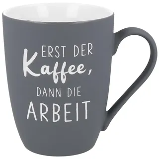 Spruchreif | Soft-Touch Tasse Grau Erst der Kaffee, dann die Arbeit – Beidseitig gravierte Tasse mit Spruch | Lustiges Geschenk für Kaffeetrinker & Bürohelden | 350 ml