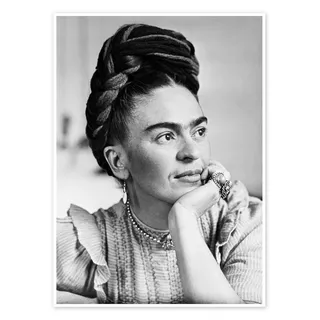 Posterlounge Die nachdenkliche Frida Kahlo Poster | 30 x 40 cm von Celebrity Collection Schwarz-Weiß Wandbilder Wanddeko