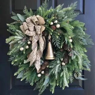 Weihnachtskranz Bauernhaus, Weihnachtsdeko Kranz Haustür,Türkranz Weihnachten, Weihnachtsgirlande mit Kiefer und Glocken, Künstliche Weihnachten Haustürkranz Aussen (40 * 40 cm)