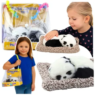 Schlafender Panda auf einem Kissen, Figur mit Fell und transparentem Beutel