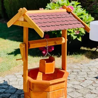 Handgefertiger achteckiger Gartenbrunnen aus Holz
