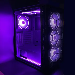 SaharaGaming Das P44M Gehäuse aus Mesh und gehärtetem Glas ist mit 4 x modularen 12 cm großen Piratenaugen-Lüftern und Universal-Lüfter-Hub (schwarze Piraten-Augen-Fächer)