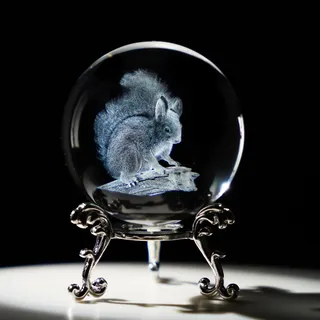 HDCRYSTALGIFTS 3D Kristallkugel mit 6,1 cm, Lasergravur - Sammlerstück, Eichhörnchen-Figur - Briefbeschwerer - Dekorative Glaskugel