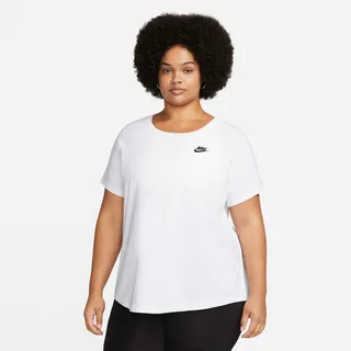 Nike Sportswear T-Shirt "CLUB ESSENTIALS WOMENS T-SHIRT (PLUS SIZE)" etwas weiterer Schnitt, kürzere Länge am Body, sportlicher Stil, weiß