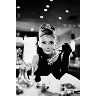 Close Up Audrey Hepburn Breakfast at Tiffany's Poster Premium Plakat (61 cm x 91,5 cm) + Ü-Poster