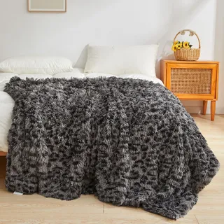 XeGe Luxus Kunstfell Leopardenmuster Decke 150x200cm, Weiche Gepardenmuster Bettdecke Plüsch Deko Kuscheldecke für Schlafzimmer Wohnzimmer, Flauschige Tierdruck Felldecke, Hellgrau
