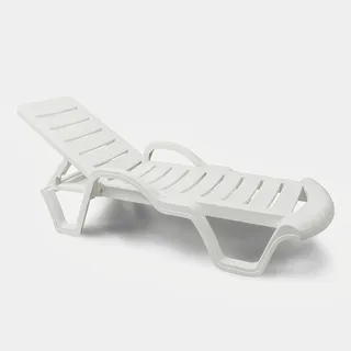 Set Von 18 Profi Plastik Sonnenliegen für Pools und Resorts