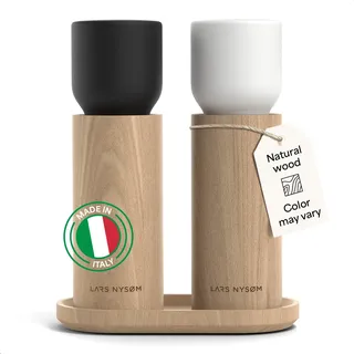 LARS NYSØM Salz und Pfeffermühle Holz Set - Manuelle Holzmühlen mit Keramikmahlwerk und Untersetzer - Große Pfeffermühle & Salzmühle für Grobes Salz - Gewürzmühle für Küche oder Tisch (Black/White)