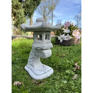 FABRIQ ISHI-Doro Japanische Steinlaterne 31 cm – Pagoden-Stil mit kunstvollem Muster – Steinguss 6 kg, wetterfest & frostbeständig bis −30 °C – Gartendeko für Zen-Garten & Teich