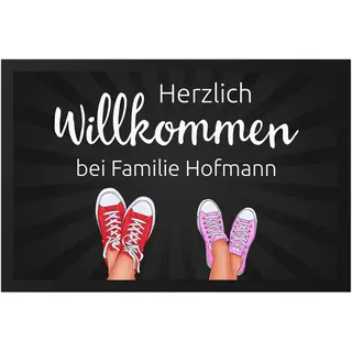 Kiddle-Design Fußmatte Personalisiert Familie, Willkommen bei mit 2-5 Turnschuhen und Wunschname Geschenk Einzug Richtfest Einweihung Fußabtreter flach & dünn 60x40cm 5 Schuhe