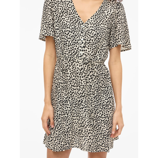 Minikleid VILA "VIGRACE V-NECK S/S SHORT DRESS - NOOS", Damen, Gr. 38, N-Gr, beige (sandshell aop:dot schwarz beauty), Web, Obermaterial: 100% Viskose, bedruckt, regular fit kurz, V-Ausschnitt, Kleider Minikleid, Sommerkleid